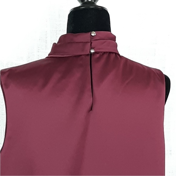 Tahari Beautiful Burgundy Satin Sleeveless Blouse 👚 with Attached Scarf - Picture 8 of 8